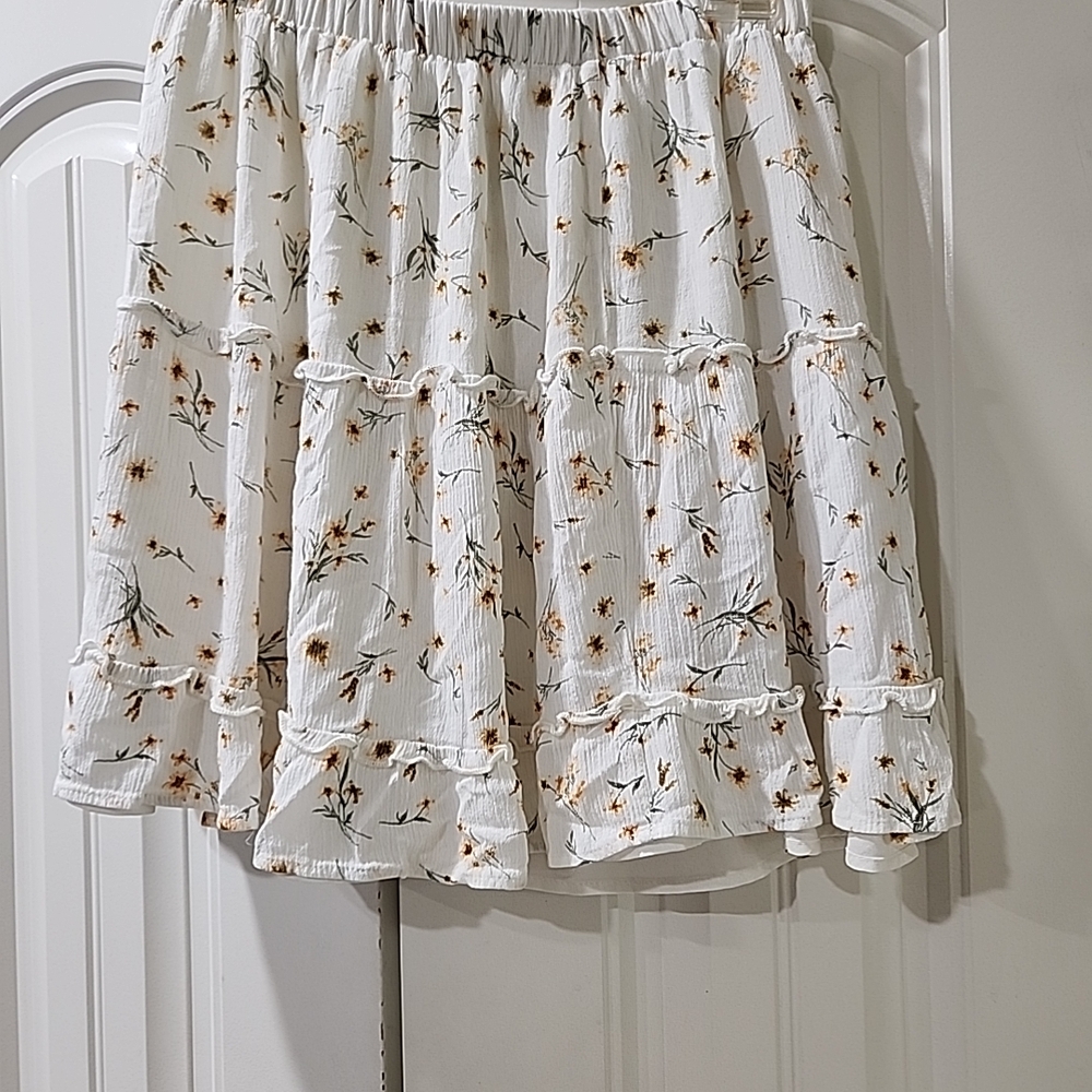Cream and Yellow 90s Style Mini Skirt In A Cream Color With Daisys.